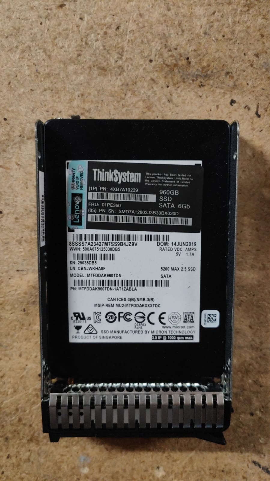 01PE360 Lenovo ThinkSystem 2.5in 5200 960GB Mainstream SATA 6Gb Hot Swap SSD  2nd :: Alt () Other //