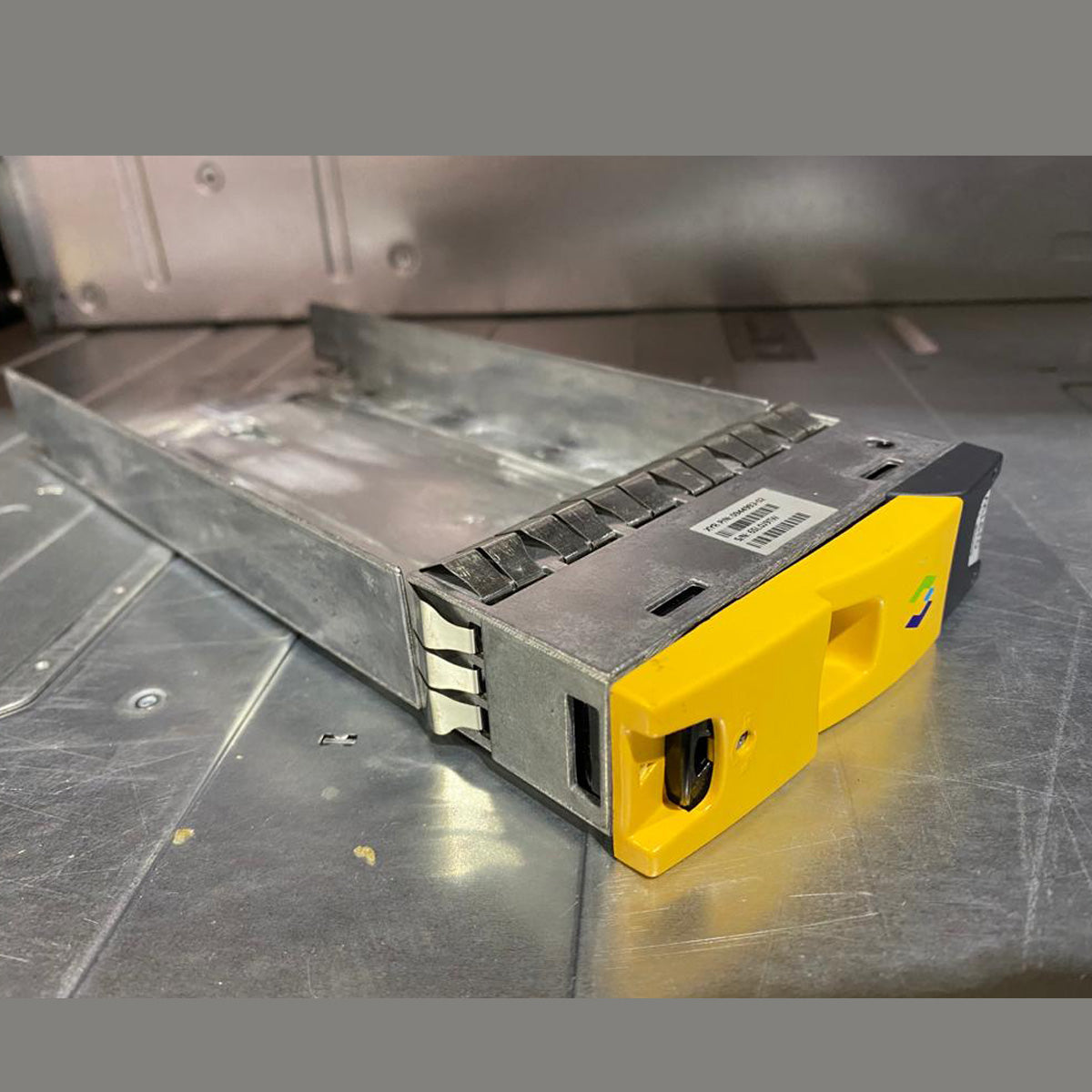 HP 42213-04 3PAR F400 3.5 Inch LFF Hard Drive Tray 2nd :: Alt () Other //