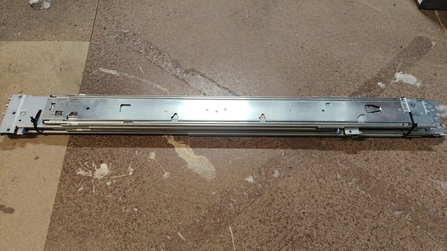 00MW556 Lenovo ThinkSystem D2 Enclosure Rail Kit  2nd :: Alt () Other //